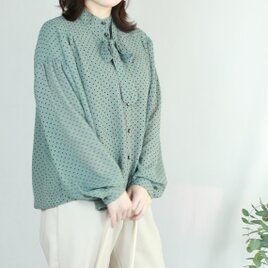 ドットシフォンのボウタイブラウス　リボンブラウス　カラー：モスグレーの画像
