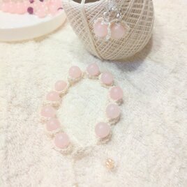 オーガニックコットンレース糸で編み込んだ、桜色のノンホールピアス（樹脂イヤリング）とブレスレットとのセット♪※金属アレルギー対応の画像