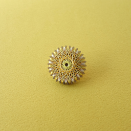 糸まき手鞠のブローチ（黄色） 絹糸のアクセサリー / ギフトの画像