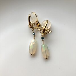 ブルーダイヤモンドとオパールのソフトタッチイヤリングの画像