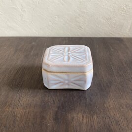 小さな陶箱の画像
