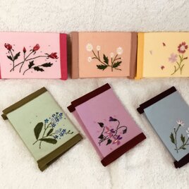 花刺繍のふた付きカードケース～小さな花たち～の画像