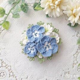 レース編み ネモフィラとセラスチウム～夏雪草～のブローチの画像