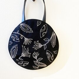 ※送料無料　クリーミー糸ボタニカル刺繍の丸いかばんの画像