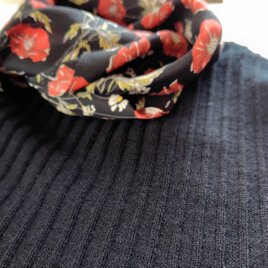 日用品店（布）コットンキュプラスカーフ  50cm×50cm 【 ボタニカル／ブラック 】LIBERTYの画像
