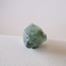 デマントイドガーネットの結晶原石ピアス/Namibia 14kgf  片耳の画像