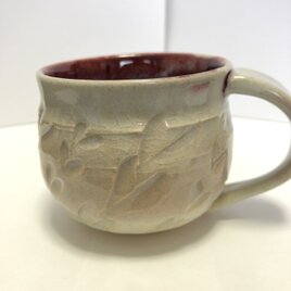 淡いピンクに色付く草模様オシャレなコーヒーカップの画像