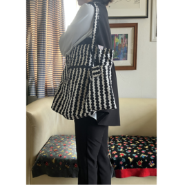 太陽の恵みを運ぶビタミンカラーshopbag 黒の画像