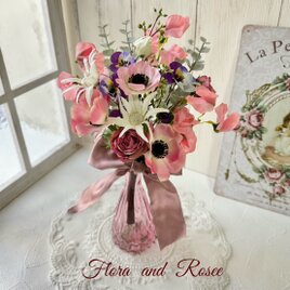 アネモネとスイトピーフランネルフラワーの春ブーケ（花びん付き）の画像