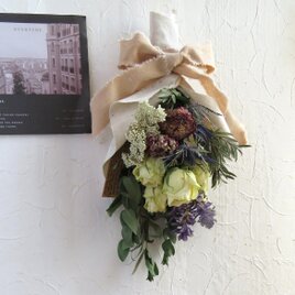 白いバラとクルクマの花束風スワッグの画像