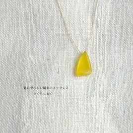 198【前向きな気持ちに　天然石イエローカルセドニー】14kgf  肌にやさしい絹糸のネックレス　糸の色＆長さえらべますの画像