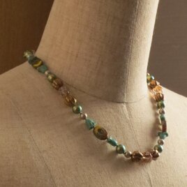Honey and mint　チェコビーズのショートネックレスの画像