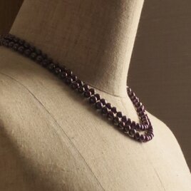 ネイビーカラーの淡水パールネックレス　オールノット仕上げ