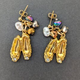 世都華オリジナルアクセサリー／プリンセスのゴールドシューズピアス（イヤリングに変更可能）の画像