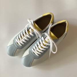パステルブルー×レモンイエローのレトロスニーカー｜レザー×春色素材の画像
