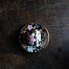 黒にカラフルな花尽くし◆中国廣彩　花唐草文色絵金彩デミタスカップ＆ソーサー　チャイナレトロ　シノワズリ　インテリアの画像