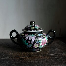 黒にカラフルな花尽くし◆中国景徳鎮　色絵蓋付シュガーポット　茶器　シノワズリ　チャイナレトロ　インテリアの画像