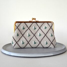 すずらん　刺繍　連続模様　がま口ポーチ　エクリュの画像