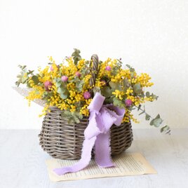 母の日遅れてごめんね企画・10％OFFになります。　柳バスケットのミモザアレンジの画像