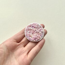 "hanaakari  花明かり"　刺繍丸ブローチの画像