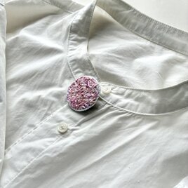 "hanaakari  花明かり"　刺繍丸ブローチの画像