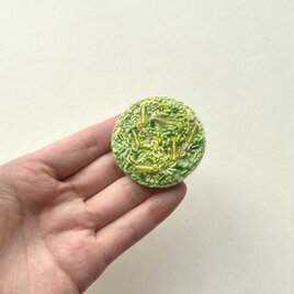 spring green salad 春のグリーンサラダ　刺繍丸ブローチの画像