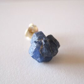 ブルーサファイアの結晶原石ピアス /Africa 14kgf  片耳の画像