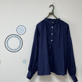 シルエットがきれいな日常服　ハイネックラグランギャザーブラウス　レースコットン　ネイビーの画像