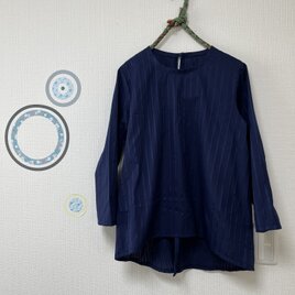 シルエットがきれいな日常服　ラウンドネックフレアブラウス　レースコットン　ネイビーの画像