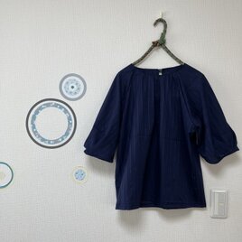シルエットがきれいな日常服　タックスリーブ　ギャザーネックブラウス　レースコットン　ネイビーの画像