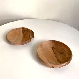 木のお皿　（トチ　スポルテッド杢）　直径10cm　2枚セットの画像