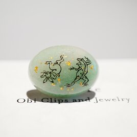 天然石グリーンアベンチュリンを使用した鳥獣戯画と金箔の帯留め ポニーフック　ブローチの画像