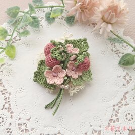 レース編み ワイルドストロベリーのブローチ～pink～の画像