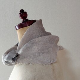 使いやすい色に染まったふんわり柔らかなリネンガーゼミニスカーフ　草木染め　びわ染＊泥染め　鉄媒染　の画像