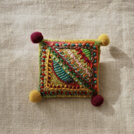 カラフル刺繍のポンポン四角ブローチ　黄緑ベースの画像