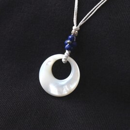 White Moon Pendant（シェル×ラピスラズリ）の画像