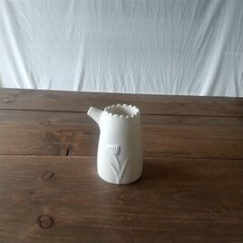 白いピッチャーの画像