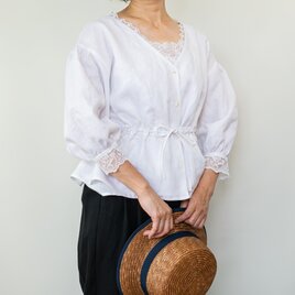 可憐さ強めなリネンブラウス＆キャミソール(B)【白・レース・八分袖・Vネック・貝ボタン】の画像