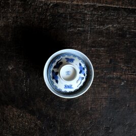 小ぶりで可愛い◆花と蝶々　伊万里　花蝶文染付蓋付碗　antiques/骨董　中国美術　古民家　江戸末期　個体A【縁にホツ】の画像