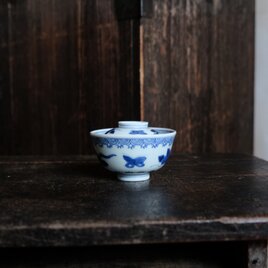 小ぶりで可愛い◆花と蝶々　伊万里　花蝶文染付蓋付碗　antiques/骨董　中国美術　古民家　江戸末期　個体Bの画像