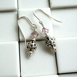 お花ビーズとスピネルのゆらゆらピアスの画像