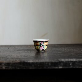 黒にカラフルな花尽くし◆中国製造　色絵金彩小ぶり猪口（茶杯）　煎茶茶器　シノワズリ　チャイナレトロ　b1の画像