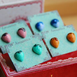 50%OFF◆不思議な色の苺ディップピアス/粘土/レジン/スワロフスキー/イチゴストロベリー/フェイクフルーツ/スイーツの画像