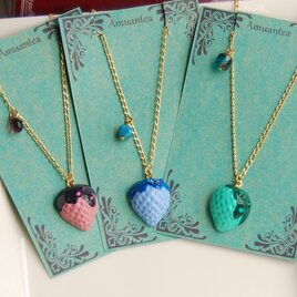 50%OFF◆不思議な色の苺ディップネックレス/粘土/レジン/スワロフスキー/イチゴストロベリー/フルーツ/ペンダントの画像