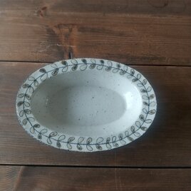 リーフ模様のリム皿の画像