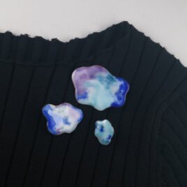 滲み色のブローチの画像