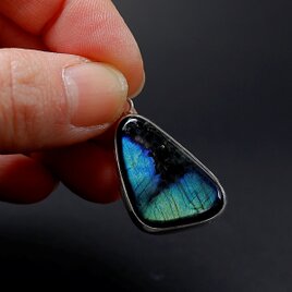 ～蝶の羽～　スペクトロライトのペンダント　　天然石アクセサリー　一点物の画像