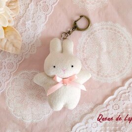可愛い白うさぎのキーホルダーの画像