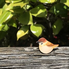 本革　すずめ　ピンバッジの画像