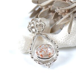 ～虹の光片ちりばめて～　インクルージョンクォーツのデザインペンダント　天然石アクセサリー　一点物の画像